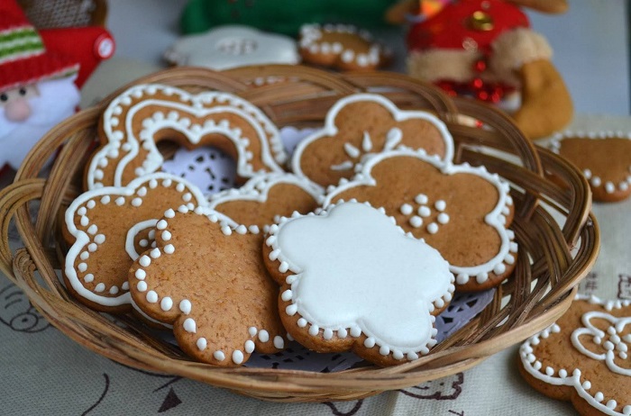 Имбирное печенье обычно украшают глазурью. / Фото: zdorovogotovim.ru