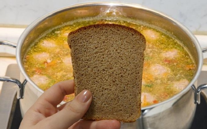 В пересоленный суп можно положить кусочек черного хлеба. / Фото: дзен-канал technotion