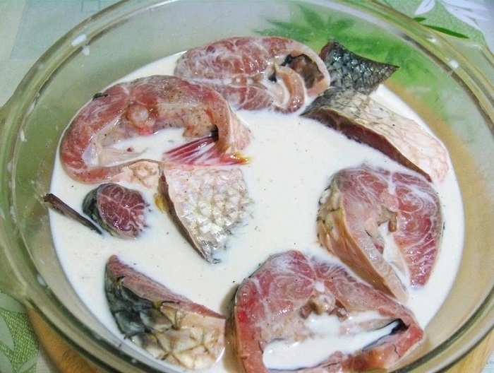 Нарежьте рыбу кусочками и залейте молоком. / Фото: snus-outlet.ru