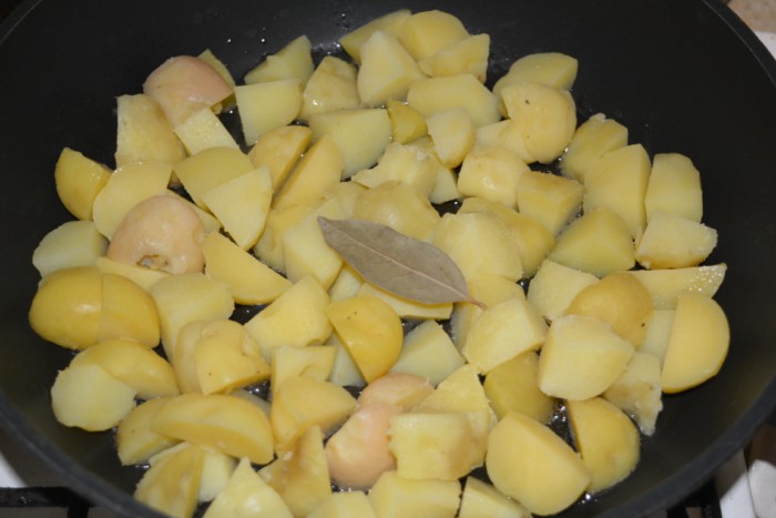 Положите вареный картофель на горячую сковороду, чтобы он избавился от жидкости. / Фото: photorecept.ru
