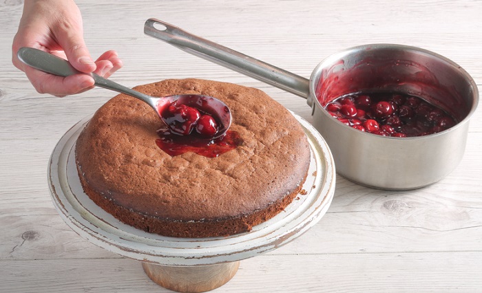 Шоколадный пирог с вишневым соусом. / Фото: gastronom.ru