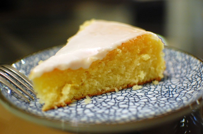Лимонный пирог c глазурью из сахарной пудры. / Фото: aroma-avenue.ru