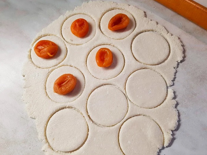 Перед тем, как класть сухофрукты в тесто, их нужно замочить. / Фото: 365news.biz