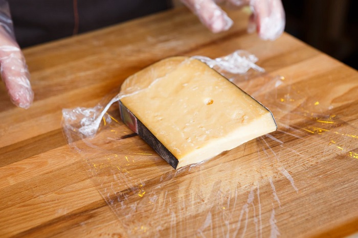 Замотайте сыр в пищевую пленку. / Фото: static.cookist.it