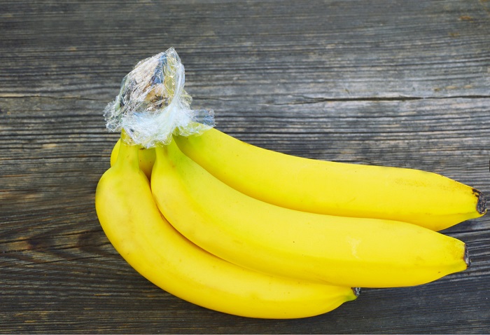 Ножки бананов нужно обмотать пищевой пленкой. / Фото: simplemost.com