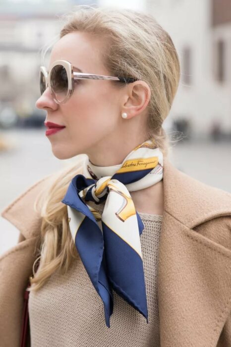 Очки и платок на шее смотрятся элегантно. / Фото: fb.ru