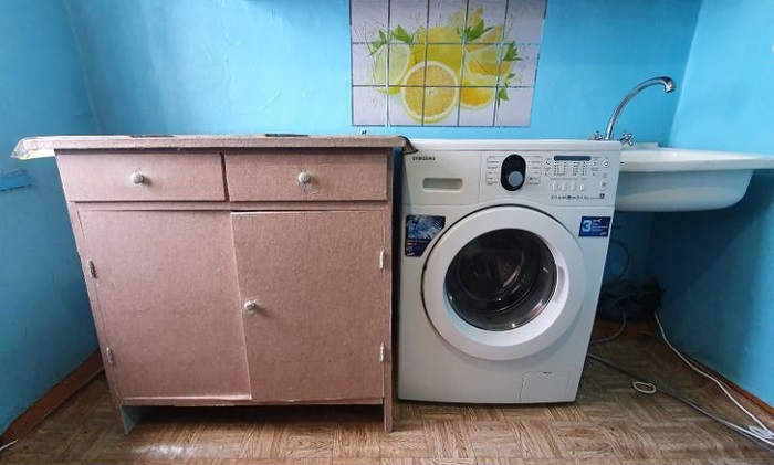 Новая стиральная машина в ванной с советским ремонтом смотрится странно