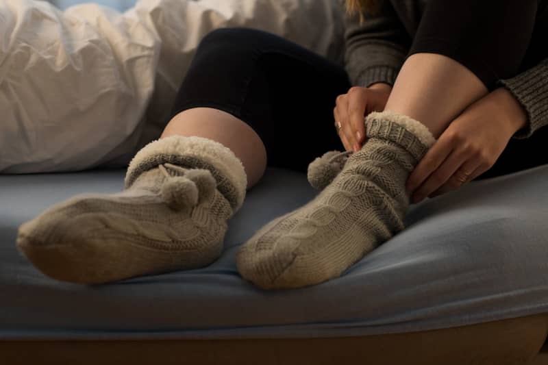 Мы привыкли спасаться теплыми носками. / Фото: yahoo.com Мы привыкли спасаться теплыми носками. / Фото: yahoo.com