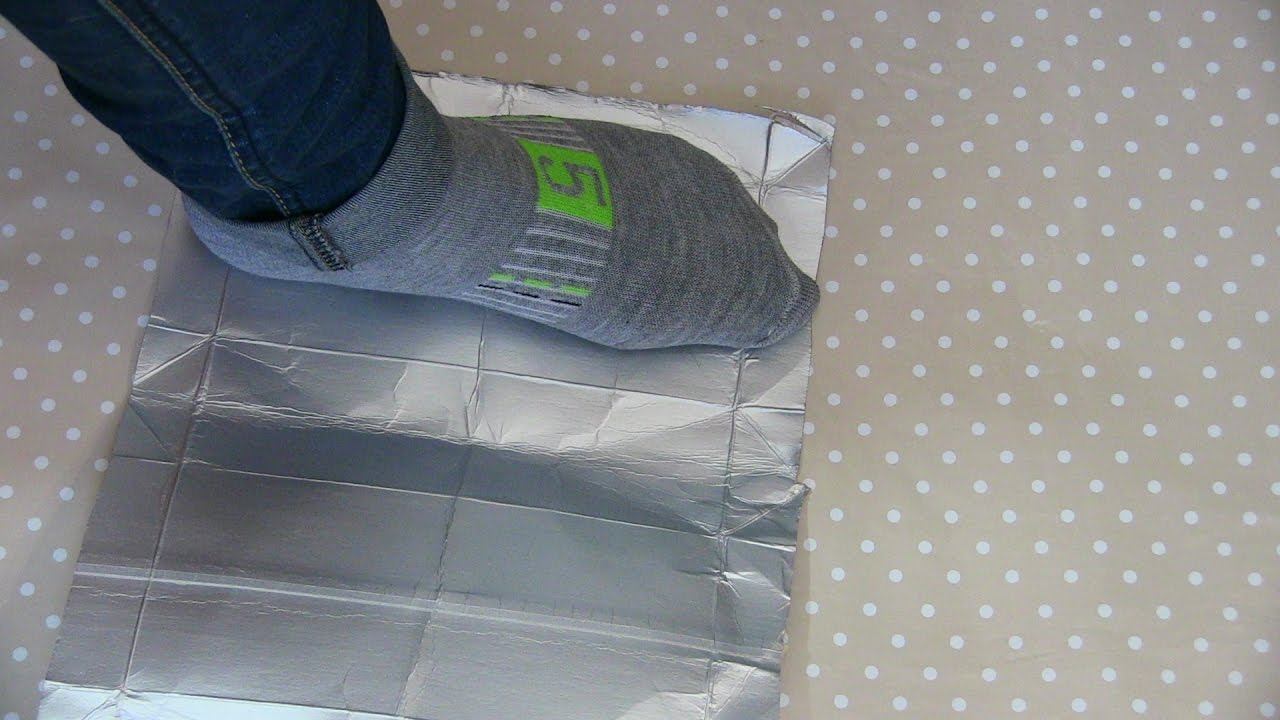 Поставьте ногу на фольгу и обведите ее. / Фото: cpykami.ru Поставьте ногу на фольгу и обведите ее. / Фото: cpykami.ru