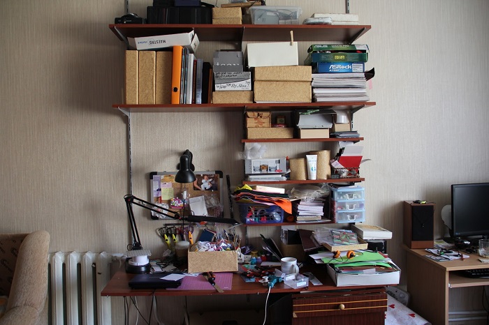 На столе царит хаос