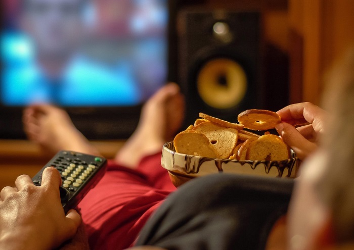 Есть в гостиной перед телевизором – плохая идея Есть в гостиной перед телевизором – плохая идея