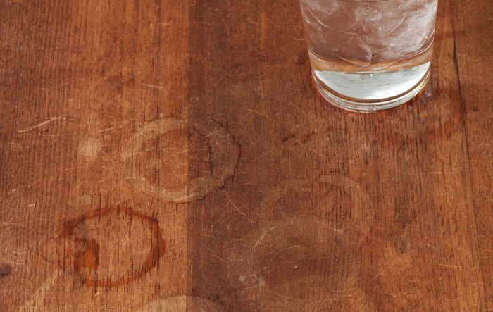 На столе засохли следы от мокрого стакана На столе засохли следы от мокрого стакана