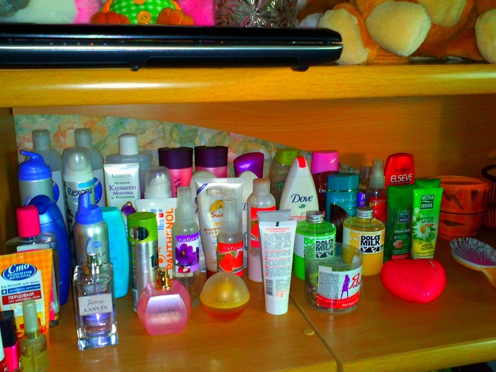 Переберите косметику и бытовую химию, и выбросите то, чем не пользуетесь Переберите косметику и бытовую химию, и выбросите то, чем не пользуетесь