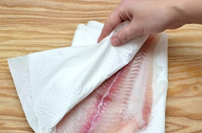 Обязательно промакивайте рыбу от влаги перед жаркой