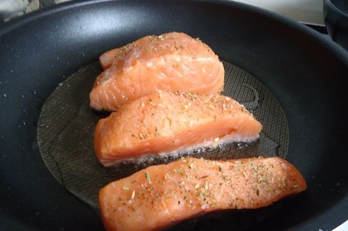 К холодной сковороде рыба быстро прилипает 