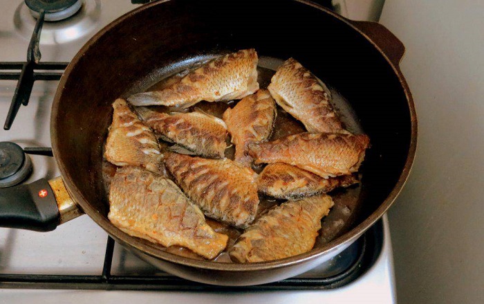 Рыбу нужно снимать со сковороде за пару минут до готовности