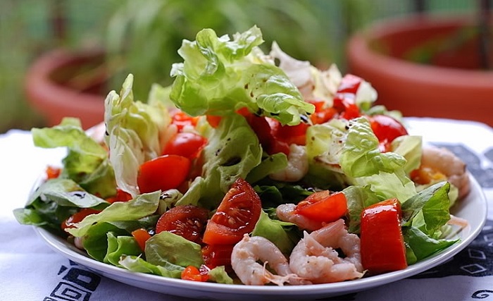 В салате с креветками и помидорами может быть много овощей и мало морепродуктов. / Фото: dosinki.su
