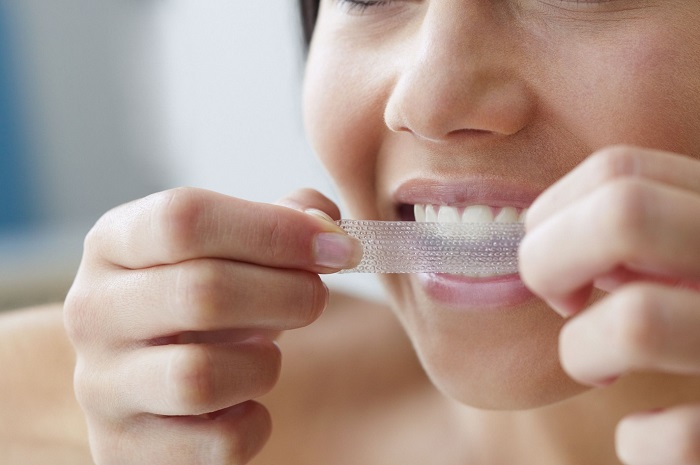 Полоски для отбеливания станут отличной альтернативой процедуры у стоматолога. / Фото: analysishop.com