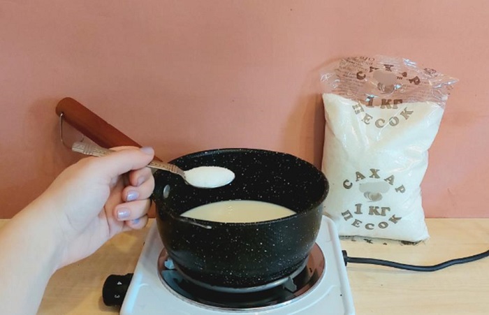 Сахар «удержит» молоко в кастрюле. / Изображение: дзен-канал technotion