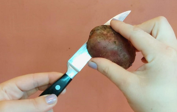 Натрите лезвие половинкой картофеля. / Изображение: дзен-канал technotion