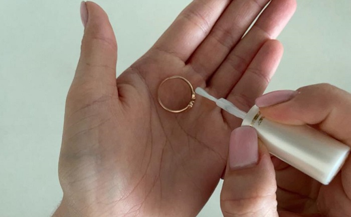 Смажьте кольцо прозрачным лаком для ногтей. / Изображение: дзен-канал technotion