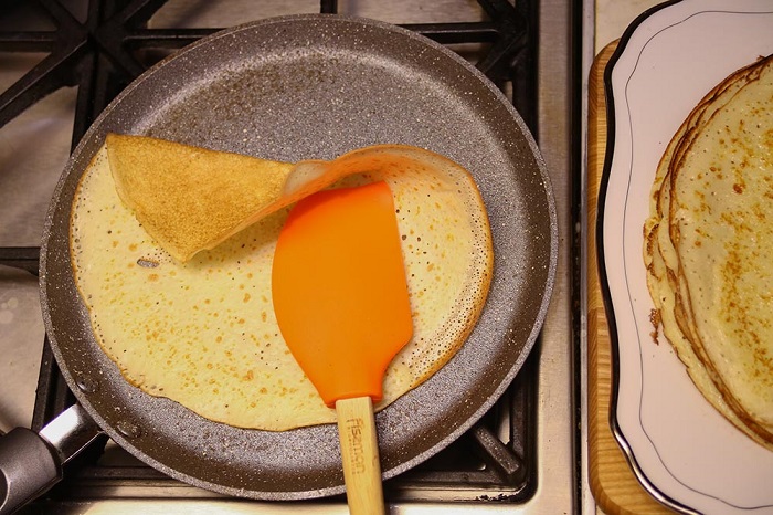 У сковороды для блинов низкие бортики. / Фото: tostr.ru