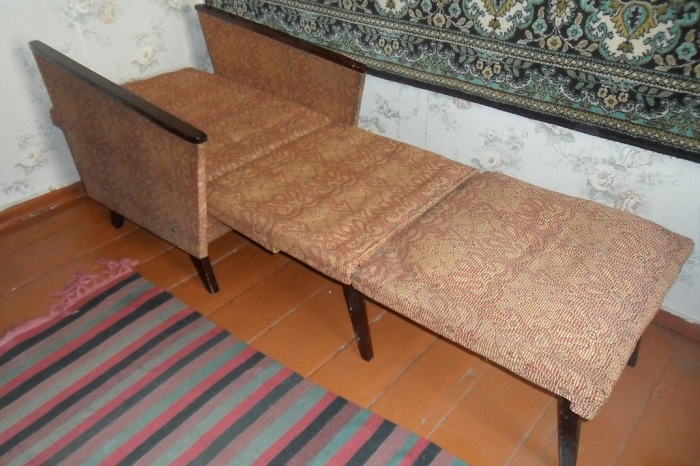 Кресло-кровать выручит, когда придут гости. / Фото: baraholka.com.ru