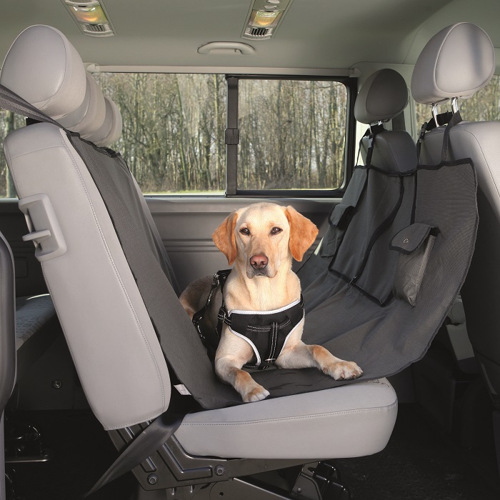 В гамаке собака сидит спокойно и не мешает водителю. / Фото: petshop.ru