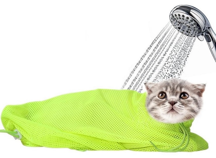 В сетке кошка будет вести себя спокойнее во время купания. / Фото: greenorangeshop.ru