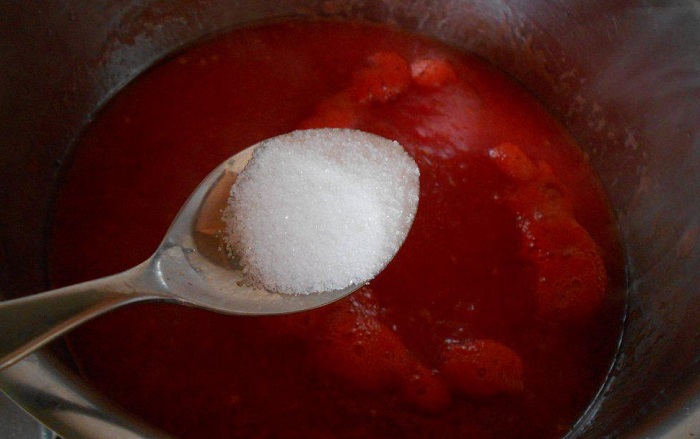 Сахар нейтрализует кислоту в соусе. / Фото: vpuzo.com