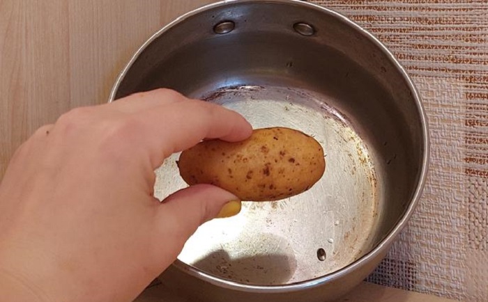 Натрите металлическую кастрюлю половинкой картофеля. / Изображение дзен-канал technotion