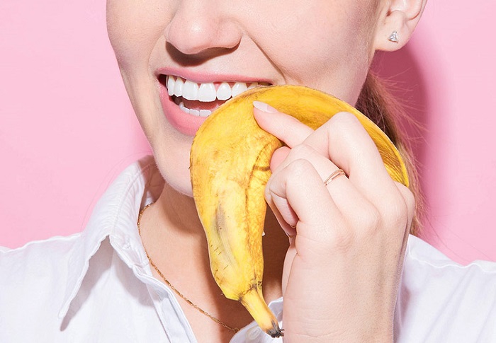 Натирайте зубы кожурой после каждой чистки. / Фото: ultrasmile.ru