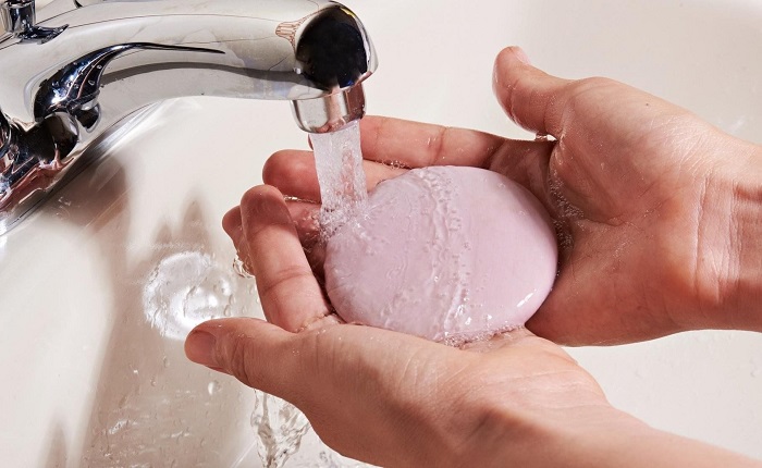 Используйте мыло с ярким ароматом. / Фото: culture.ru