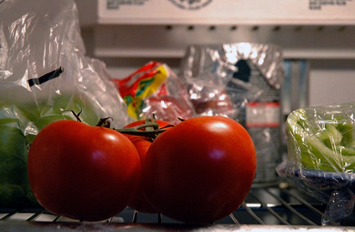 В холодильнике неподходящая температура для помидоров. / Фото: kakhranit.ru