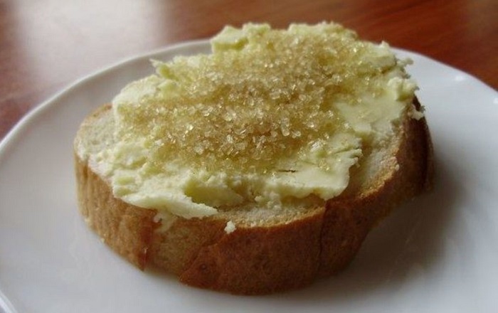 Любимое лакомство - хлеб с маслом и сахаром. / Фото: cpykami.ru