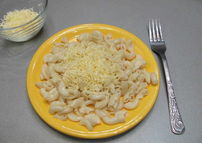 Лучше не класть сыр в готовые макароны – он не растает. / Фото: foodieinfo.ru