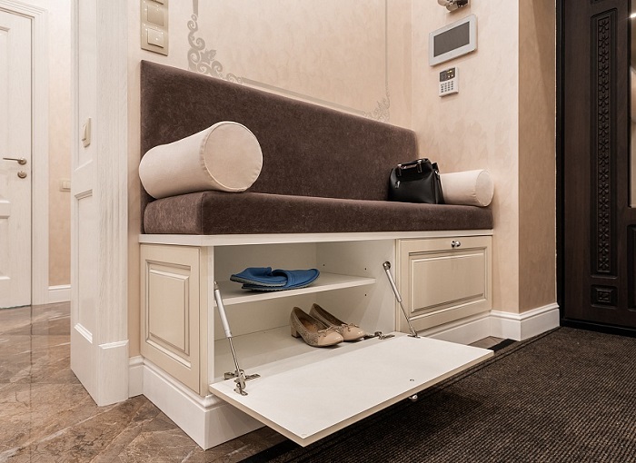 Под скамьей есть тумба для хранения обуви и других вещей