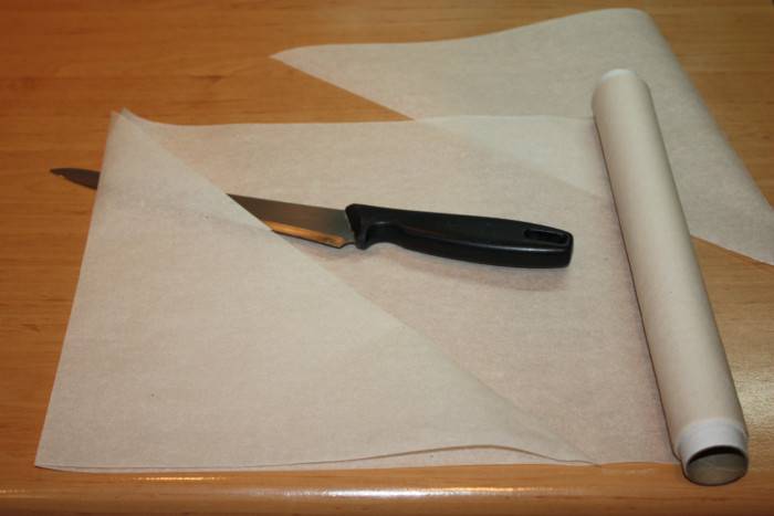Нужно отрезать пекарскую бумагу и положить между вещами. / Фото: media-digital.ru