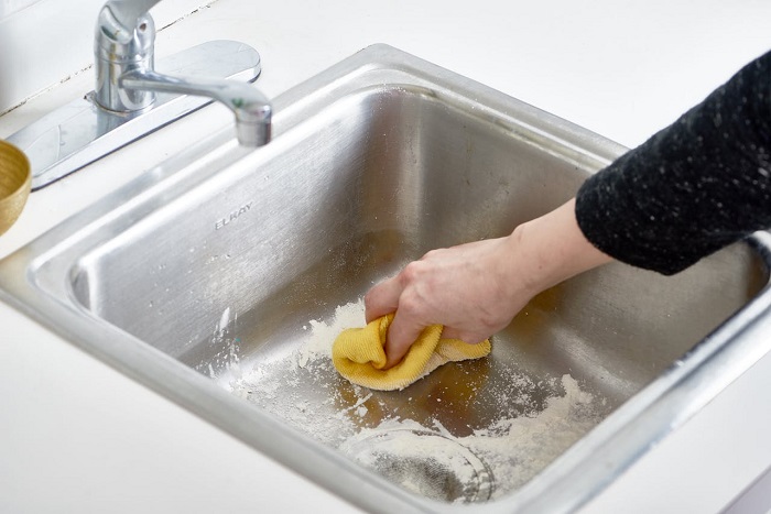 Раковину нельзя мыть без перчаток. / Фото: posudaguide.ru