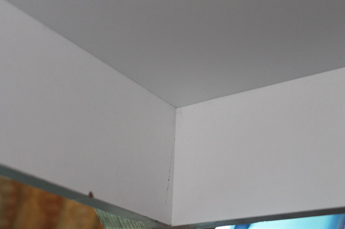 Если нет плинтуса, видно стык между стенами и потолком Если нет плинтуса, видно стык между стенами и потолком