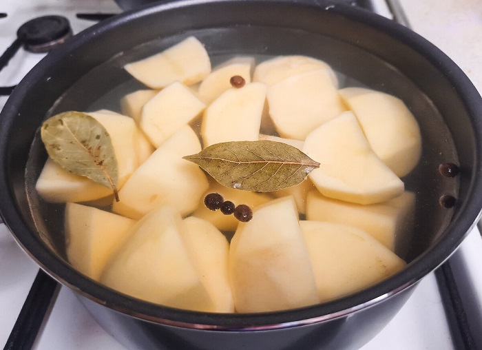 Добавьте в кастрюлю с картофелем лавровый лист