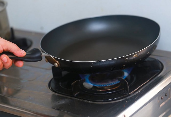 Нельзя готовить на слишком холодной или слишком горячей сковороде Нельзя готовить на слишком холодной или слишком горячей сковороде