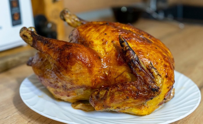 Курица с аппетитной золотистой корочкой