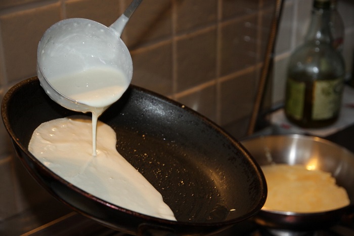 Наливайте тесто на хорошо разогретую сковороду