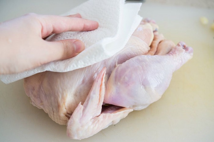Обсушите курицу полотенцем