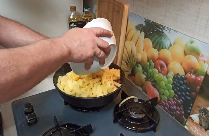 Положите в сковороду лед, а затем картофель