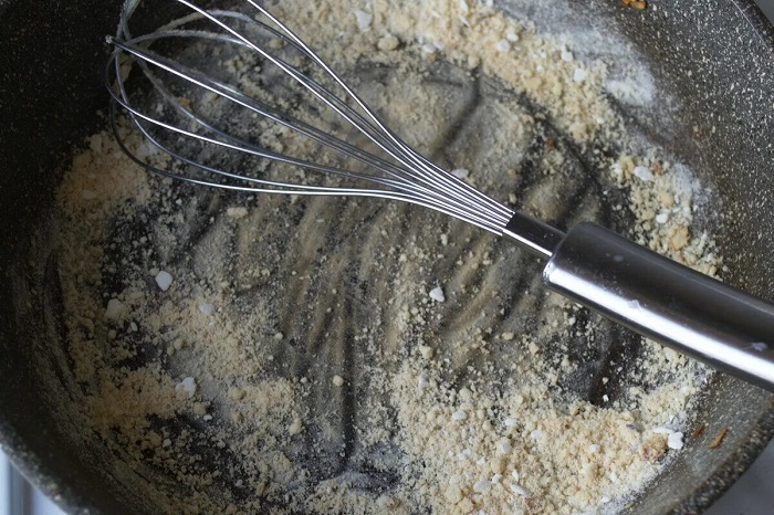 Сначала муку нужно обжарить на сковороде Сначала муку нужно обжарить на сковороде