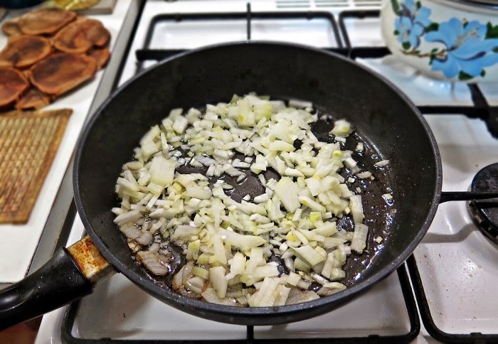 Добавляйте чеснок, когда лук почти готов Добавляйте чеснок, когда лук почти готов