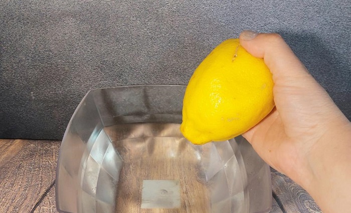 Опустите лимон в горячую воду на 30 секунд. / Изображение: дзен-канал technotion