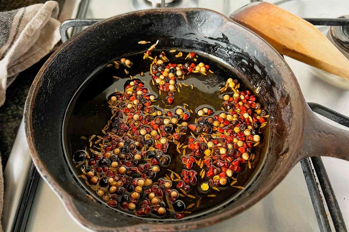 Специи можно обжаривать на сухой сковороде или в масле Специи можно обжаривать на сухой сковороде или в масле